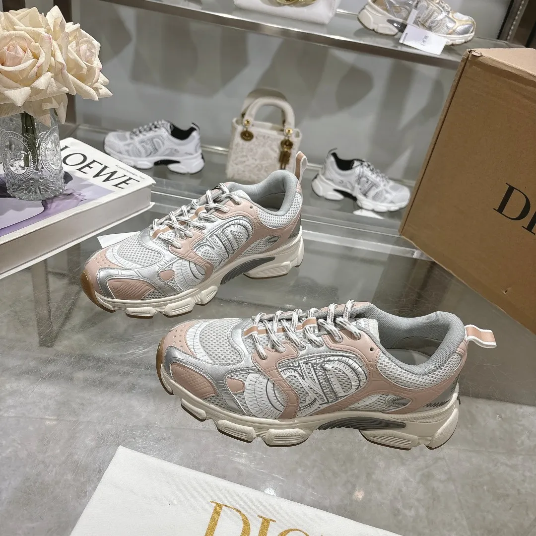 👟👟Ex-factory price 560👟👟 This Dior Chrono sneaker is a new product of the 2024 autumn ready-to-wear series, reinterpreting running shoes with Dior's high-end style. White mesh fabric is paired with nude and silver-toned laminated leather-effect panels, as well as CD logos on the sides, a star patch on the tongue and a Dior logo on the heel. Featuring tri-color laces, a lightweight sole and star embellishments for a casual look all year round. ✅Size: 35-40 ✅Packaging: With counter packaging and Dior outer box